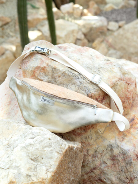 Bauchtasche aus Kork und Gold schräg über Brust