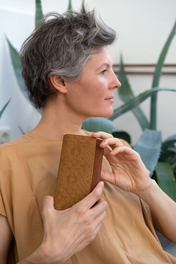 frisch Geldbeutel Boho aus braunem Leder mit Prägung gehalten von Model