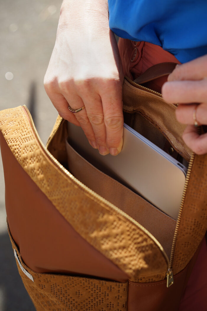 Close up Laptopfach in braunem Rucksack mit Muster Prägung