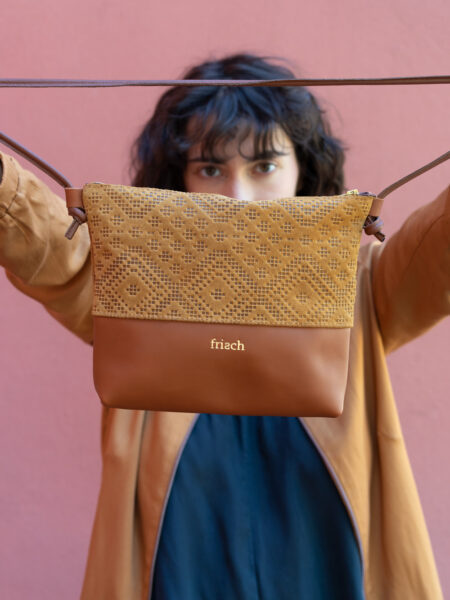 Model präsentiert Boho Ledertasche für Damen