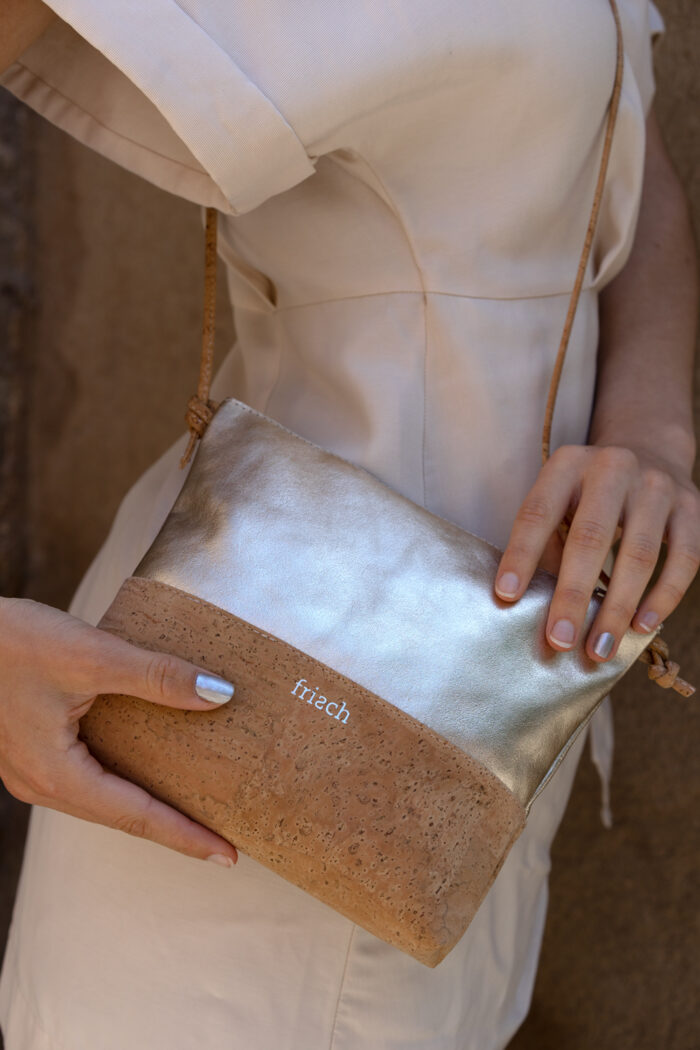 Close up einer Korktasche mit goldenem Leder von frisch Beutel