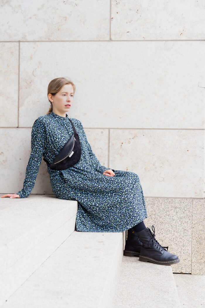 Produktbild Bauchtasche NACHT mit Modell in Kleid mit blauem Print auf Treppe