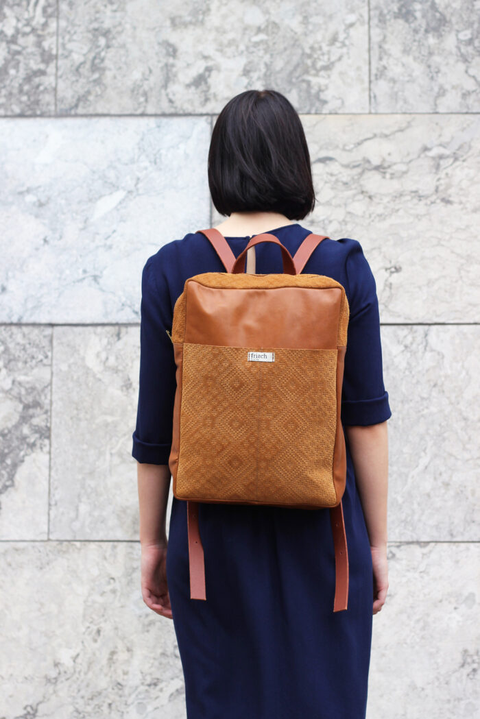 Lederrucksack mit Boho Muster von frisch Beutel getragen von Model