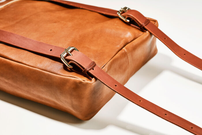 Close up Rucksack Boho aus braunem Leder mit Lederträger