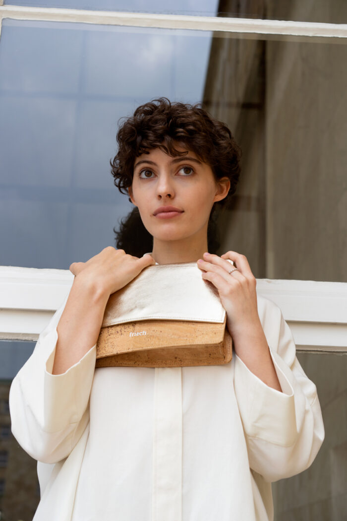 Model zeigt frisch Beutel Handtasche Dansk aus Kork und goldenem Leder