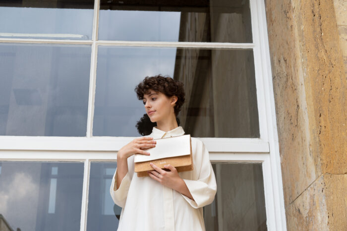 Model vor Fenster mit schicker frisch Beutel Clutch aus Kork und Leder