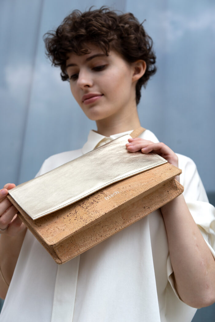 Handtasche zum Umhängen oder als Clutch aus Kork und goldenem Leder von frisch Beutel