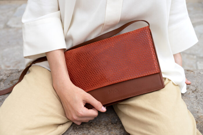 Handtasche Cadiz aus geprägtem Leder in rot mit leichtem Glanz und braunem Glattleder