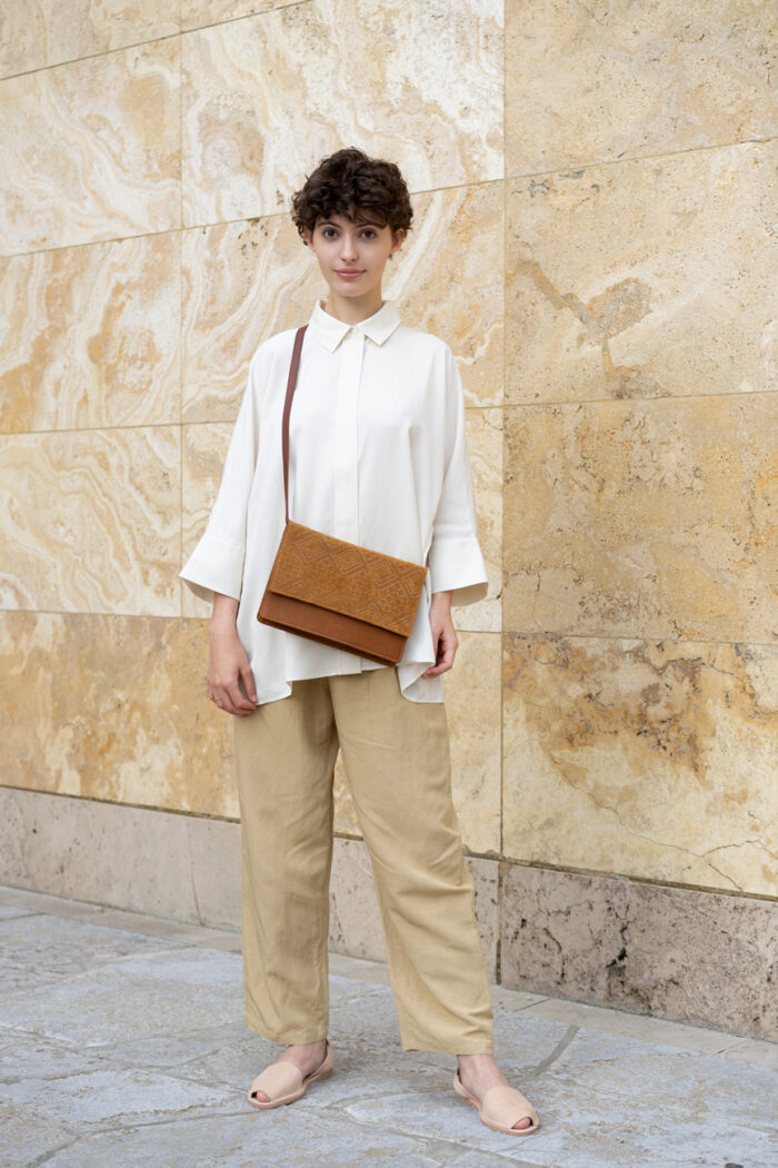 Model trägt frisch Tasche zum Umhängen in braun mit wunderschöner Boho Prägung