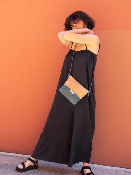 Model trägt vegane Handtasche aus Kork von frisch Beutel