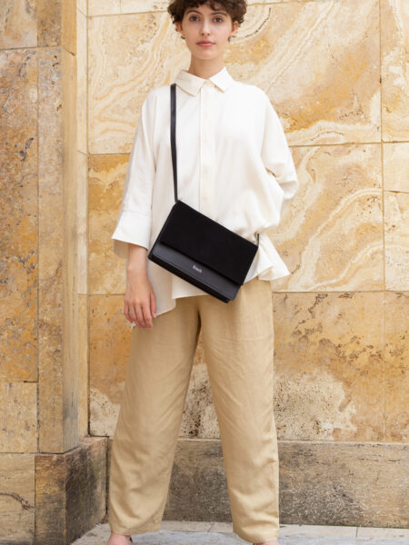 Model mit schicker frisch Beutel Handtasche Zadar in schwarz und Velours