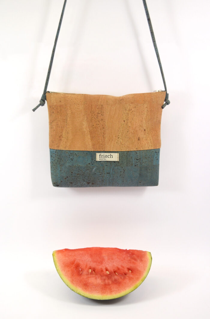 Kleine vegane Handtasche aus Kork in Natur und türkis mit Wassermelone