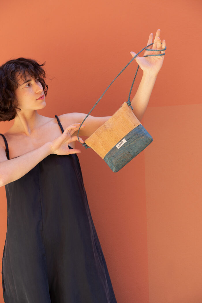 Model trägt Korkhandtasche in Natur und türkis von frisch Beutel
