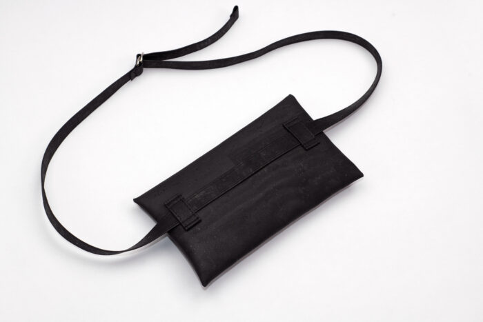 Rückseite einer Gürteltasche aus Kork in schwarz mit verstellbarem Träger
