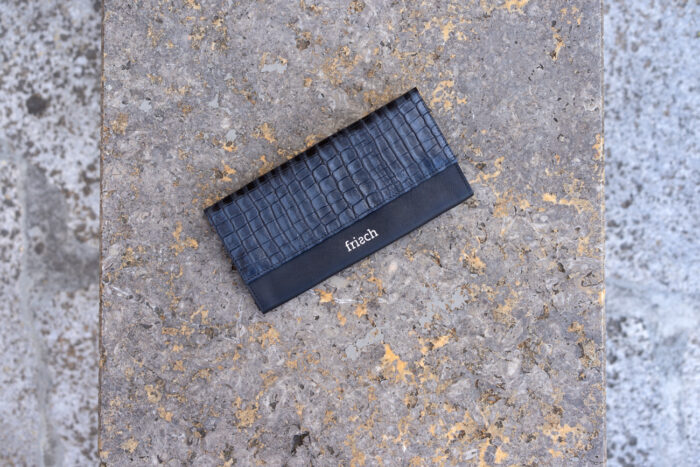 Längliches Portemonnaie für Damen mit Kroko Muster in graublau und schwarz