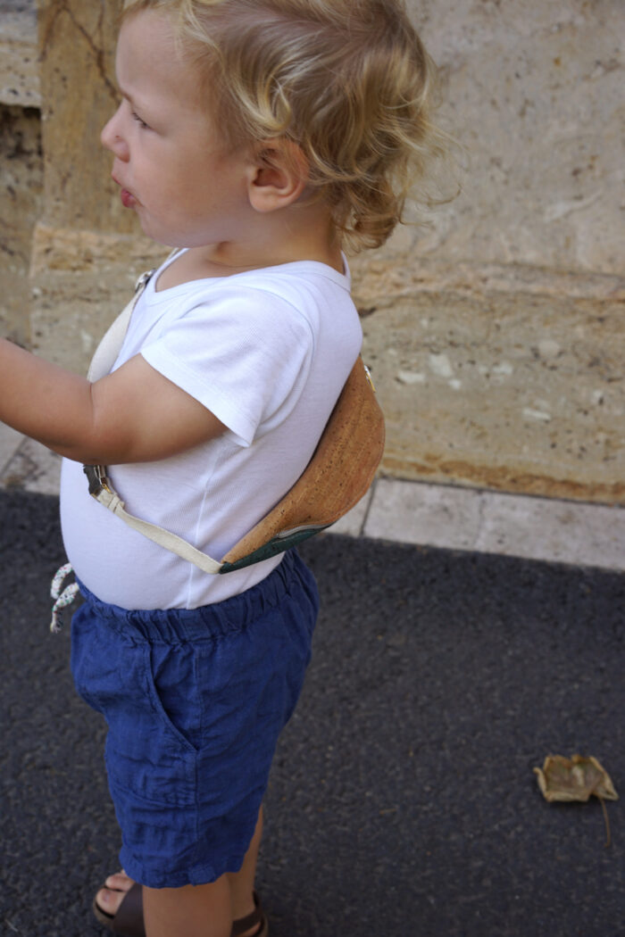 Kleiner Junge mit Bauchtasche für Kinder von frisch Beutel
