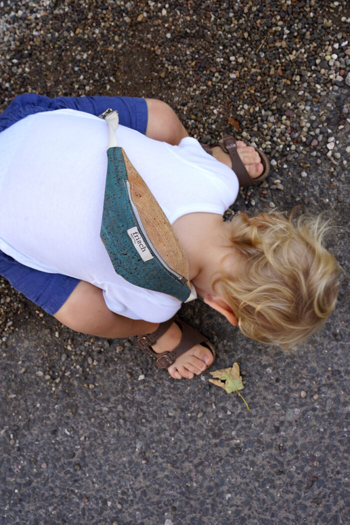 Kleiner Junge trägt Bauchtasche für Kinder von frisch Beutel