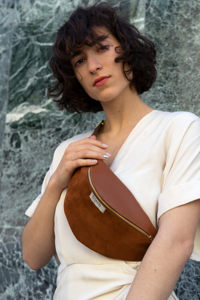 Schicke braune Bauchtasche von frisch Beutel getragen von Model in Kimono