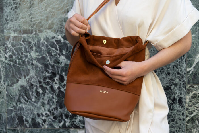 Beuteltasche cognac aus Glattleder und Velours mit Magnetknopf