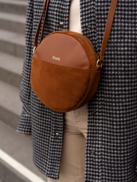 Kleine braune runde Tasche mit goldenen Schnallen