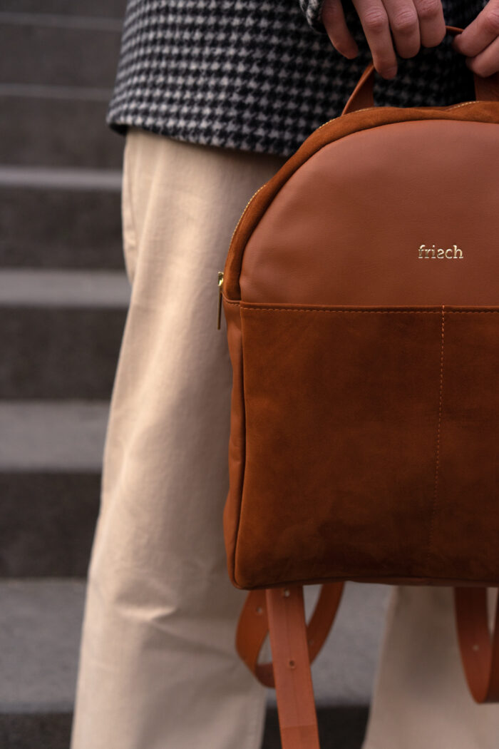 Close up runder Rucksack in cognac braun aus Leder