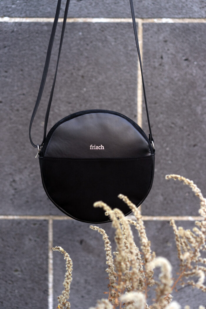 Runde Handtasche aus nachhaltigem Leder in schwarz