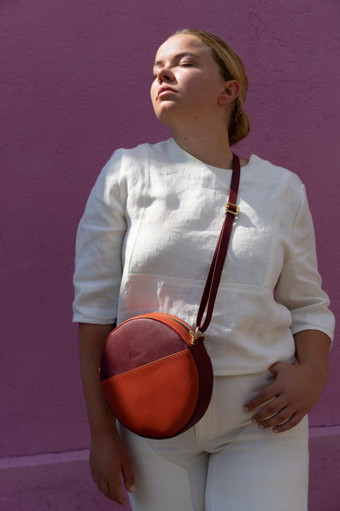 Model mit Handtasche