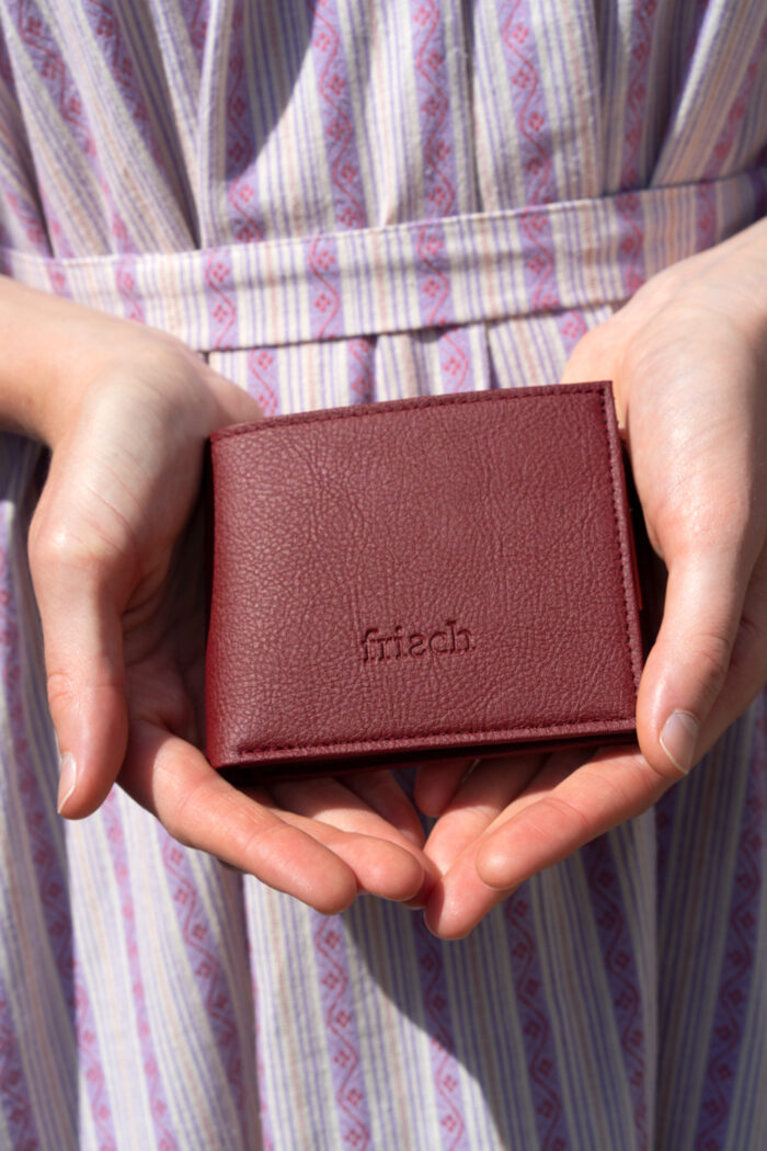 Brieftasche aus Apfelleder in Händen vom Modell