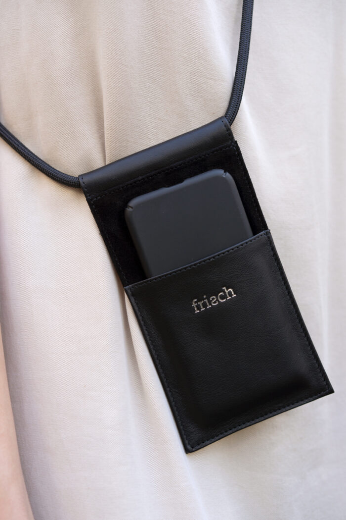 Produktfoto Handtasche aus Leder in schwarz mit silber Prägung