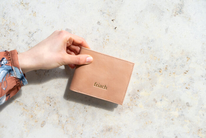 Produktbild Brieftasche ROSE Glattleder in Nude Farbton und goldfarbener Prägung
