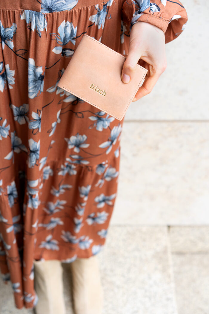 Produktbild Modell in Kleid mit Blumenprint Brieftasche ROSE Glattleder in Nude Farbton und goldfarbener Prägung