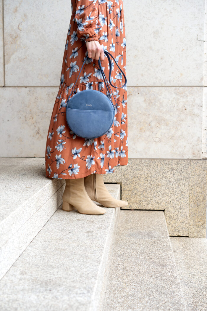 Produktbild Modell auf Treppe mit Runder Tasche Luft aus blauem Glatt- und Wildleder