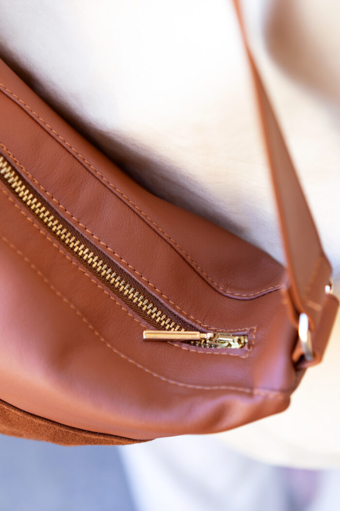 Detailaufnahme goldfarbener Reißverschluss bei der Handtasche ERDE aus braunem Leder