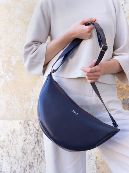 Model mit Handtasche aus dunkelblauem veganem Apfelleder