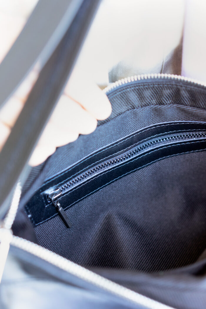 Innenansicht Lederhandtasche mit Reißverschlussinnenfach