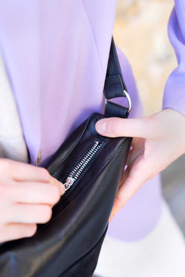 Nahaufnahme Handtasche aus Leder mit silberfarbenem Reißverschluss